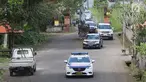 Mobil polisi mengawal iring-iringan rombongan mantan Presiden Amerika Serikat Barack Obama melintas di kawasan Bongkasa, Badung, Bali, Senin (26/6). (Liputan6.com/Immanuel Antonius)