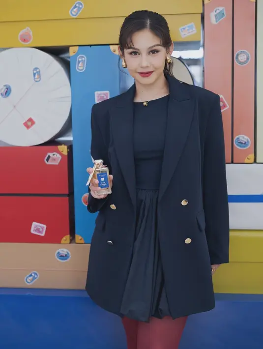 Di potret ini, Vanesha kenakan t-shirt pendek dengan rok balon dan blazer navy. Agar tampilannya tidak flat, ini kenakan stocking merah [@vaneshaass]