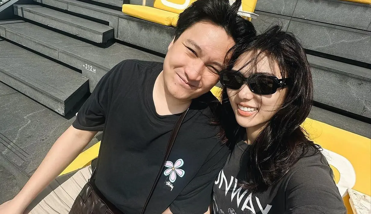 Di Thailand, Isyana tampil kasual dengan rambut hitam yang tergerai. [Foto: Instagram/isyanasarasvati]