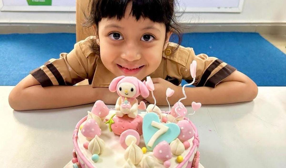 Deddy Mahendra Desta atau Desta dan Natasha Rizky sudah resmi bercerai. Namun, hubungan mereka tetap terjalin dengan baik. Bahkan, mereka sempat liburan bersama dengan anak-anak ke luar negeri.
