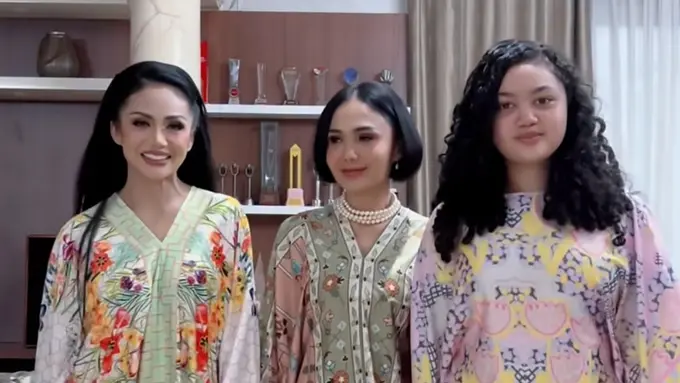 Krisdayanti, Yuni Shara, dan Amora saat Buka Puasa Bersama kompak pakai kaftan. [@krisdayantilemos]