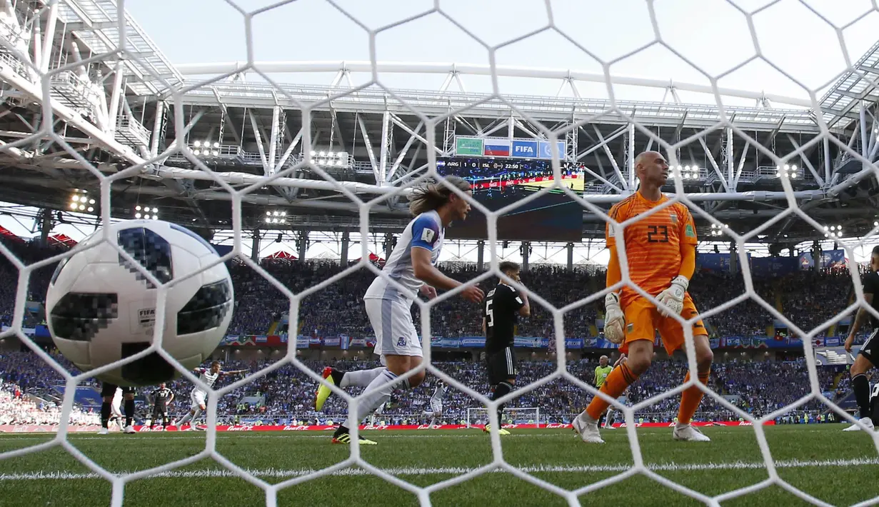 Kiper Argentina, Wilfredo Caballero, gagal menghalau bola yang mengarah ke gawangnya saat melawan Islandia pada laga Piala Dunia di Stadion Spartak, Sabtu (16/6/2018). Argentina bermain imbang 1-1 dengan Islandia. (AP/Antonio Calanni)