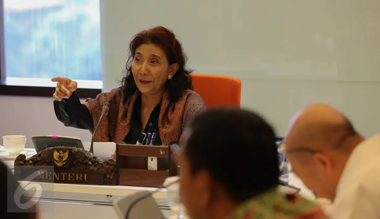 Menteri Kelautan dan Perikanan Susi Pudjiastuti menggelar konferensi pers di Jakarta, Selasa (6/10/2015). Susi mengabarkan pengadilan negeri Sabang menolak putusan praperadilan yang diajukan pemilik kapal MV SS2. (Liputan6.com/Faizal Fanani)