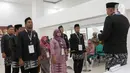 Dimulai dengan pengambilan sumpah petugas dan ketua Kelompok Penyelenggara Pemungutan Suara (KPPS). (Liputan6.com/Herman Zakharia)