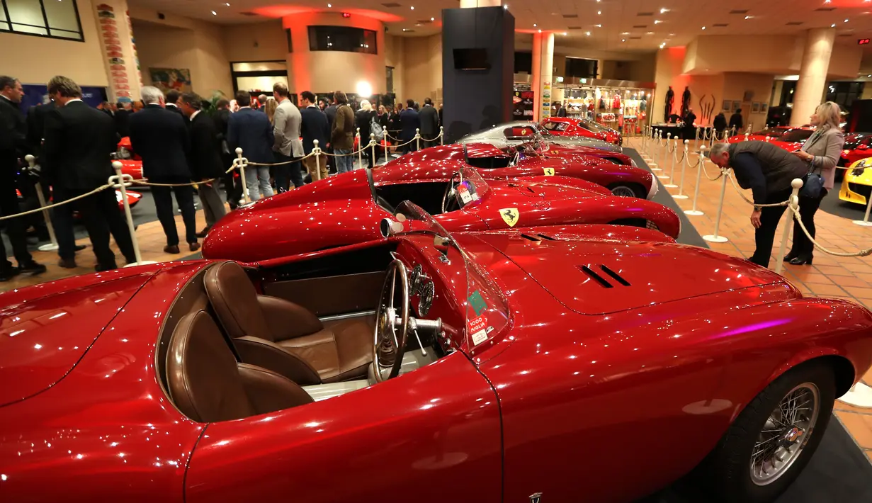 Pengunjung melihat mobil Ferrari klasik saat dipamerkan dalam peresmian pameran Ferrari di Monako (3/12). Sekitar lima puluh mobil ferrari unik klasik di dunia ini dipamerkan di acara tersebut. (AFP Photo/Valery Hache)