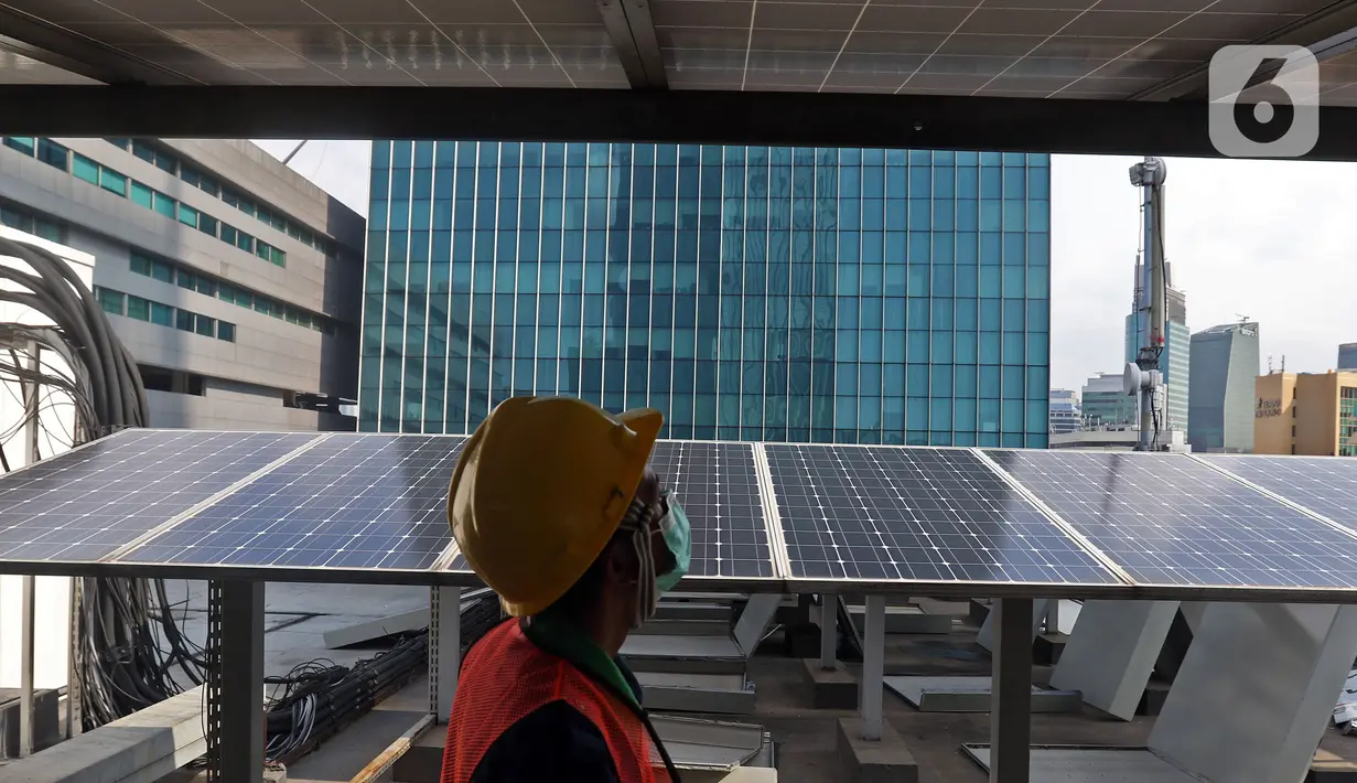 Pekerja memeriksa intalasi panel surya di Gedung Dirjen Ketenagalistrikan Kementerian ESDM di Jalan Rasuna Said, Jakarta, Senin (27/9/2021). Kementerian Perindustrian memacu industri panel surya dalam negeri dengan target TKDN panel surya mencapai 90 persen pada 2025. (Liputan6.com/Herman Zakharia)