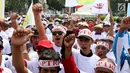 Sejumlah petani tebu menggelar unjuk rasa di depan Istana Merdeka, Jakarta, Senin (28/8). Dengan menggunakan kaos putih dan topi merah atau topi petani, ribuan petani gula dari seluruh Indonesia menyuarakan aspirasi. (Liputan6.com/Angga Yuniar)