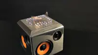 Sejumlah penggagas dan perancang alat baru membuat kotak suara yang memperdengarkan suara sekaligus melakukan ‘tarian’ api.