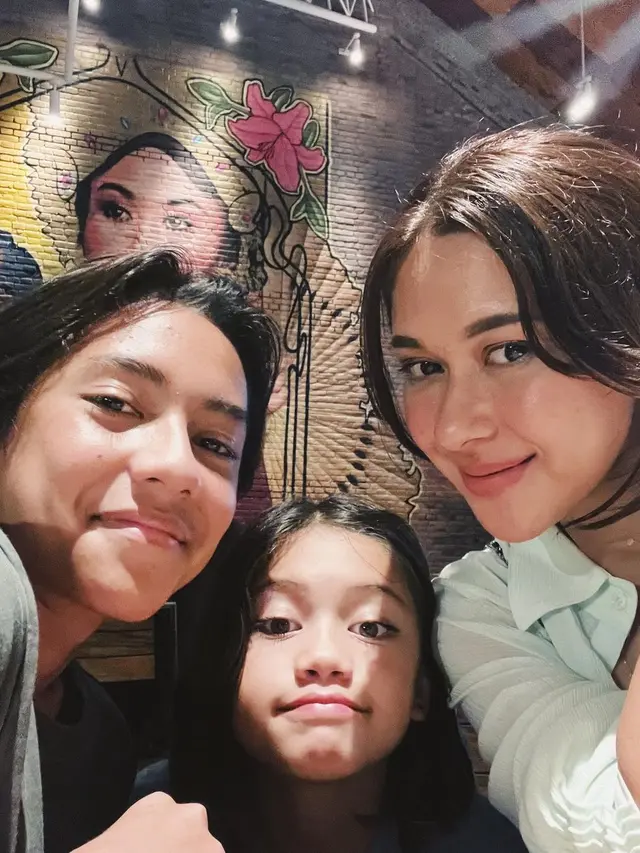 Potret Jason Deandra White, putra Nana Mirdad dan Andrew White yang selalu kompak bersama keluarga. (Instagram @nanamirdad_)