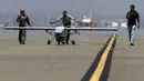 Drone Tigershark buatan Navmar Applied Sciences Corp usai mendarat di landasan pacu pada uji coba demonstrasi 'Black Dart' di Naval Base Ventura County Sea Range, California, Jumat (31/7/2015). (REUTERS/Patrick T. Fallon)