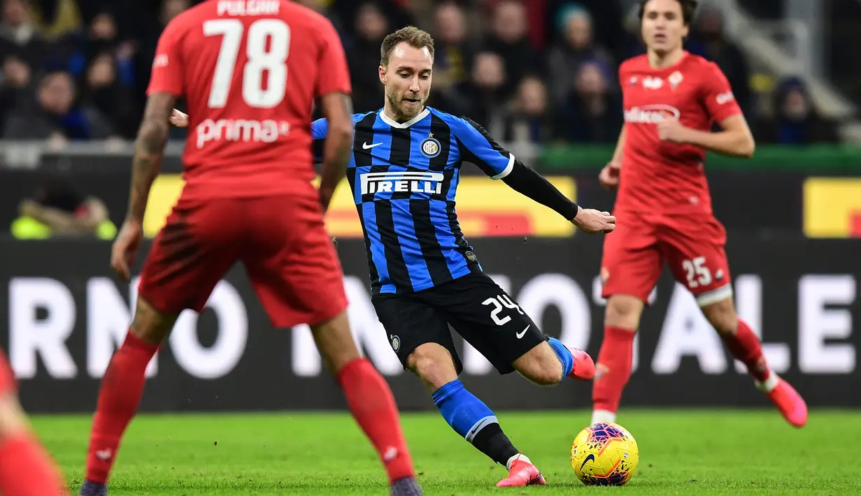 Gelandang Inter Milan, Christian Eriksen, melepaskan tendangan ke gawang Fiorentina pada laga Coppa Italia di Stadion San Siro, Rabu (29/1/2020). Inter Milan menang 2-1 atas Fiorentina. (AFP/Miguel Medina)