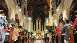 Ribuan jemaat merayakan malam Misa Natal di Gereja Katedral, Jakarta, Sabtu (24/12). Gereja yang hanya menampung 5.500 orang berlansung lancar dan tertib. (Liputan6.com/Helmi Afandi)