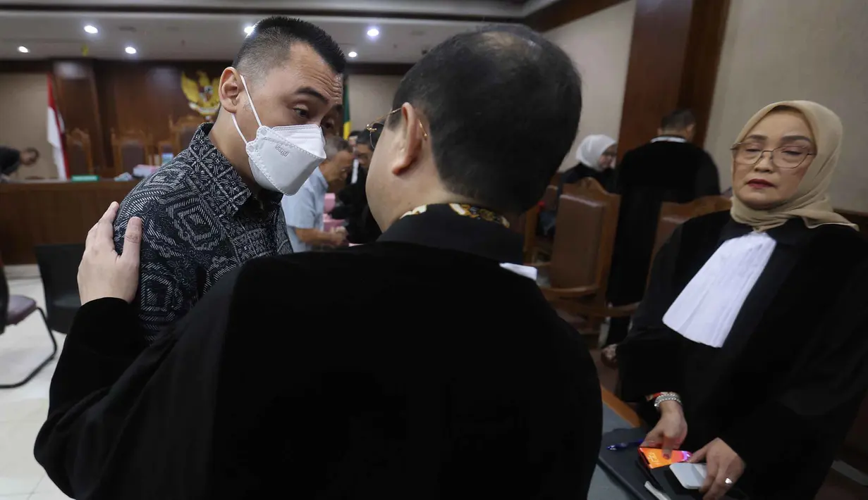 JPU juga mengatakan pertimbangan yang memberatkan tuntutan adalah para terdakwa tidak mendukung program pemerintah dalam pemberantasan tindak pidana korupsi yang bersih dan bebas dari korupsi, kolusi, dan nepotisme. Tampak dalam foto, terdakwa kasus dugaan korupsi tata kelola minyak mentah, Martin Haendra Nata (tengah) usai mengikuti sidang pembacaan tuntutan di Pengadilan Tindak Pidana Korusi (Tipikor), Jakarta, Kamis (23/4/2026). (Kapanlagi.com/Budy Santoso)