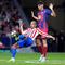 Antoine Griezmann dan Gerard Martin berebut bola dalam laga leg kedua perempat final Liga Champions antara Atletico Madrid vs Barcelona di Metropolitano, 15 April 2026. (AP Photo/Manu Fernandez)