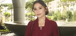 Didampingi sang kekasih, Omara Esteghlal, Prilly tampil serasi dalam balutan outfit bernuansa earthy yang hangat. Keduanya menunjukkan chemistry yang manis, sekaligus menjadi representasi gaya kondangan pasangan muda yang elegan tanpa terkesan berlebihan. [@prillylatuconsina96].