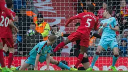Proses terjadinya gol yang dicetak gelandang Liverpool, Georginio Wijnaldum. The Reds menguasai jalannya laga dengan penguasaan bola mencapai 57 persen sementara Burnley hanya 43 persen. (EPA/Peter Powell)