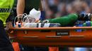 Tim medis membawa Kiper Manchester City Ederson usai wajahnya dihantam kaki pemain Liverpool Sadio Mane saat pertandingan Liga Inggris di Stadion Etihad, Manchester (9/9). (AFP Photo/Paul Ellis)