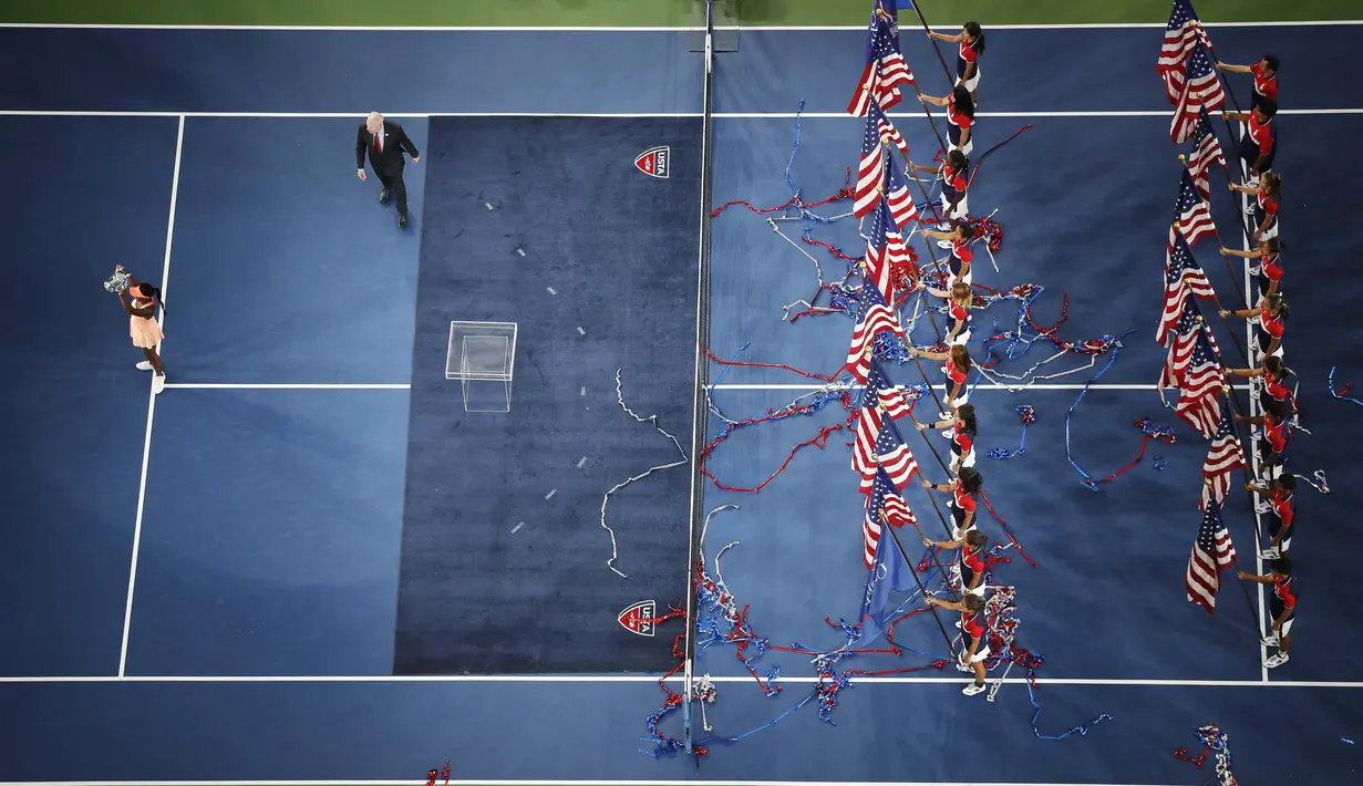 Petenis AS, Sloane Stephens merayakan kemenangan meraih trofi AS Terbuka 2017 di Arthur Ashe Stadium, New York, (9/9/2017). Stephens menang atas Madison Keys 6-3, 6-0. (AP/Julie Jacobson)