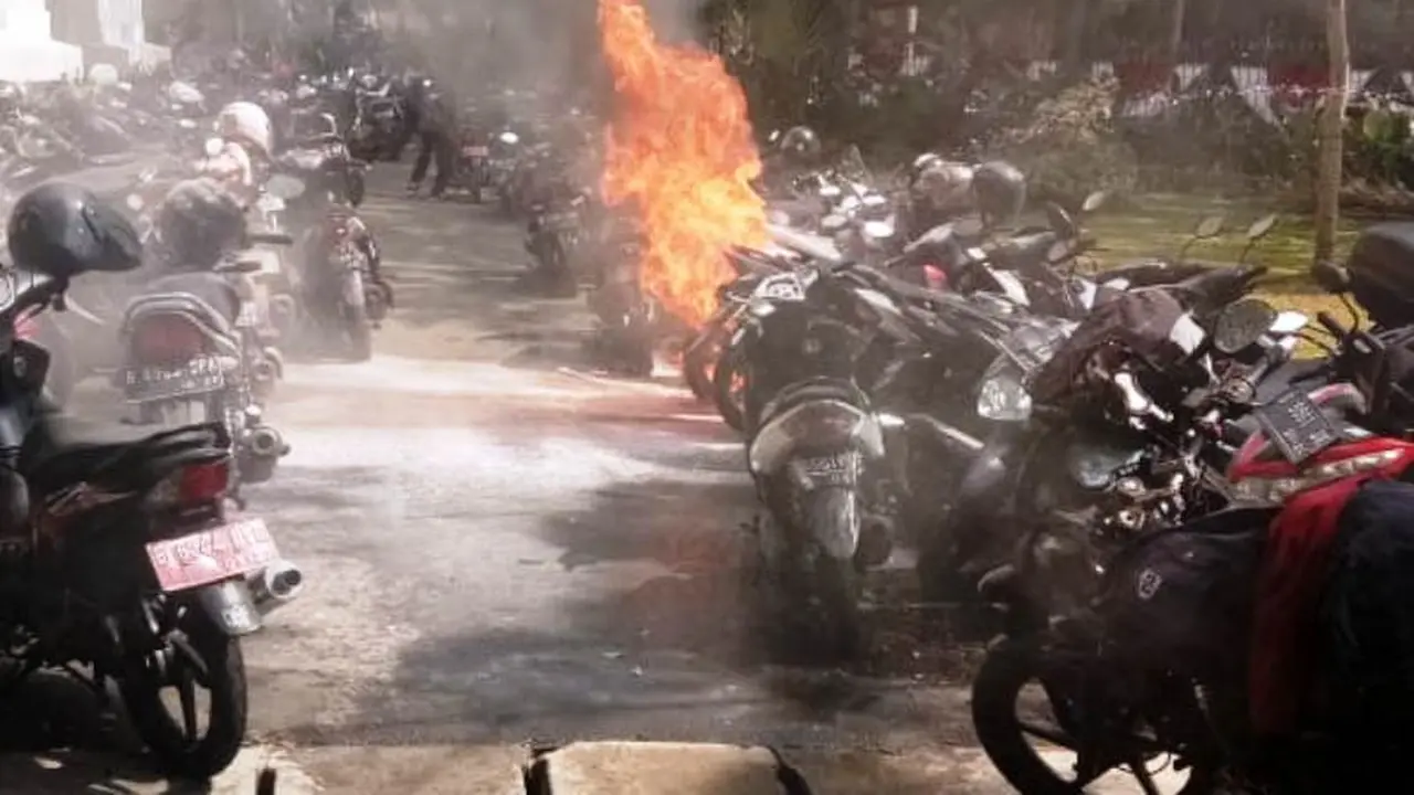 Foto sepeda motor terbakar di Kemlu. (Humas Polres Jakpus)