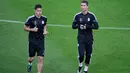 Penyerang Real Madrid, James Rodriguez (kiri) bersama Cristiano Ronaldo saat melakukan latihan di Stadion Juventus, Turin, Italia (4/5/2015). Real Madrid akan menantang Juventus di leg pertama semifinal Liga Champions. (Reuters/Max Rossi)