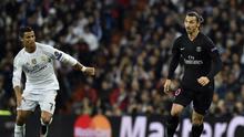 Penyerang Real Madrid Cristiano Ronaldo (kiri) mengawal penyerang Paris Saint-Germain Zlatan Ibrahimovic (kanan), pada pertandingan Liga Champions, di Santiago Bernabeu, Madrid, pada 3 November 2015. Laga itu berakhir 1-0 untuk Madrid. (AFP PHOTO / GERARD
