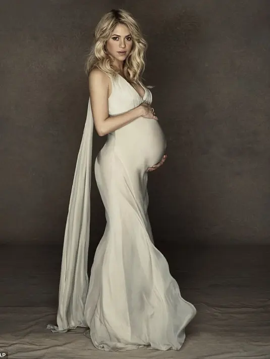 Shakira masih tampil memukau dan elegan saat perutnya sudah membuncit. (AP)