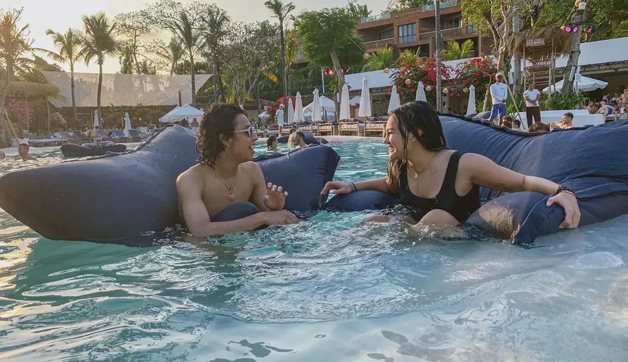 Bastian Steel (instagram/bastiansteel)