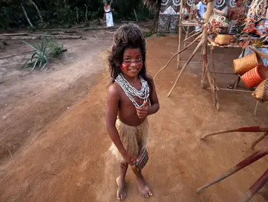 Seorang anak perempuan dari suku Amazon Tatuyo terlihat di Rio Negro (Black River), sebuah desa dekat Manaus City, Brasil, (23/6/2014). (REUTERS/Andres Stapff)