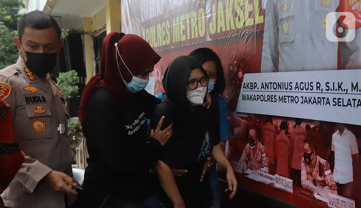 Mantan artis cilik, Ratna Fairuz Albar atau Iyut Bing Slamet dihadirkan dalam kasus dugaan penyalahgunaan narkoba di Mapolres Jakarta Selatan, Sabtu (5/12/2020). Polisi menangkap Iyut Bing Slamet pada Kamis, 3 Desember 2020 malam di rumahnya di kawasan Johar. (Liputan6.com/Herman Zakharia)