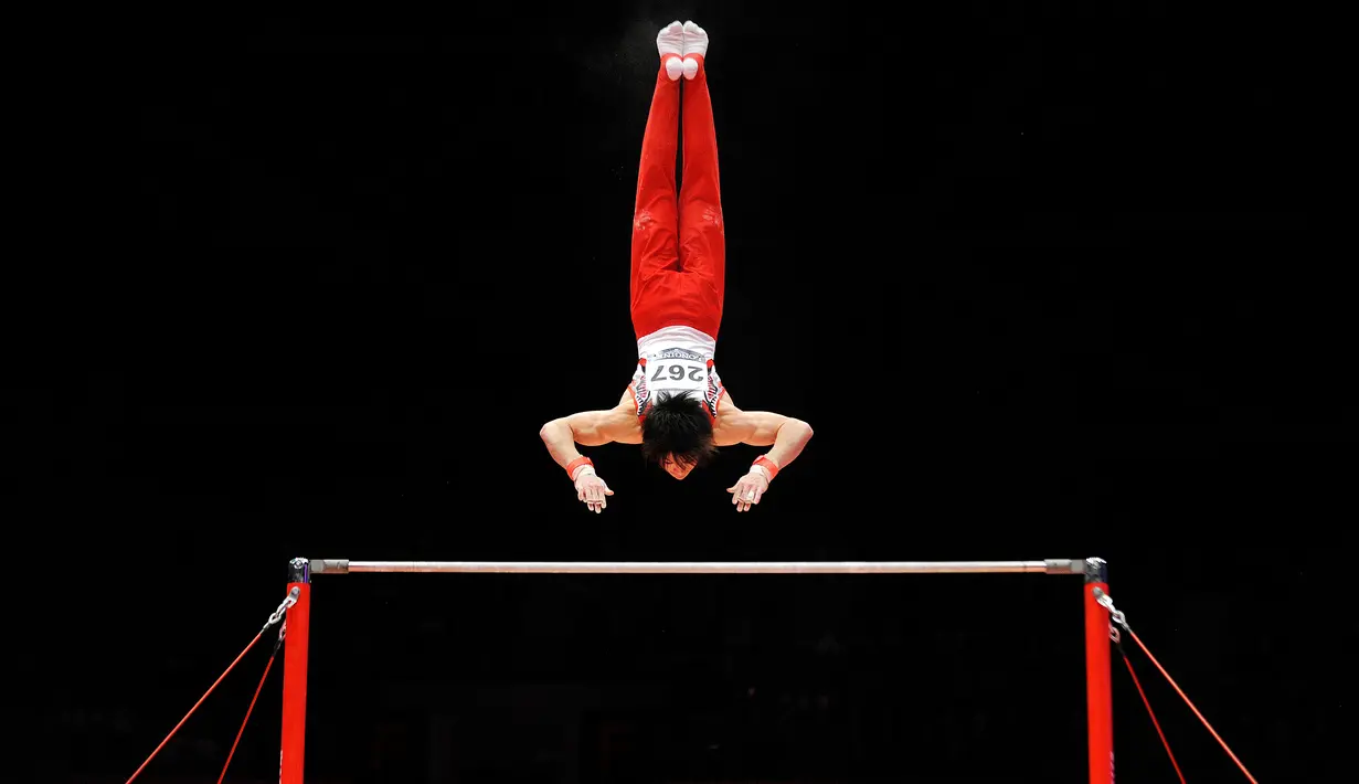 Pesenam Jepang, Kohei Uchimura, beraksi di nomor palang Kejuaraan Dunia Senam Artistik 2015 di Glasgow, Skotlandia, (1/11/2015). (AFP Photo/Andy Buchanan)