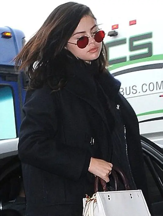 Melansir dailymail.com (8/2), kekasih hati The Weeknd tengah berlenggang di bandara Los Angeles dan mengenakan pakaian berwarna hitam. namun yang menarik perhatian adalah ketika perut Selena terlihat. (doc.dailymail.com)