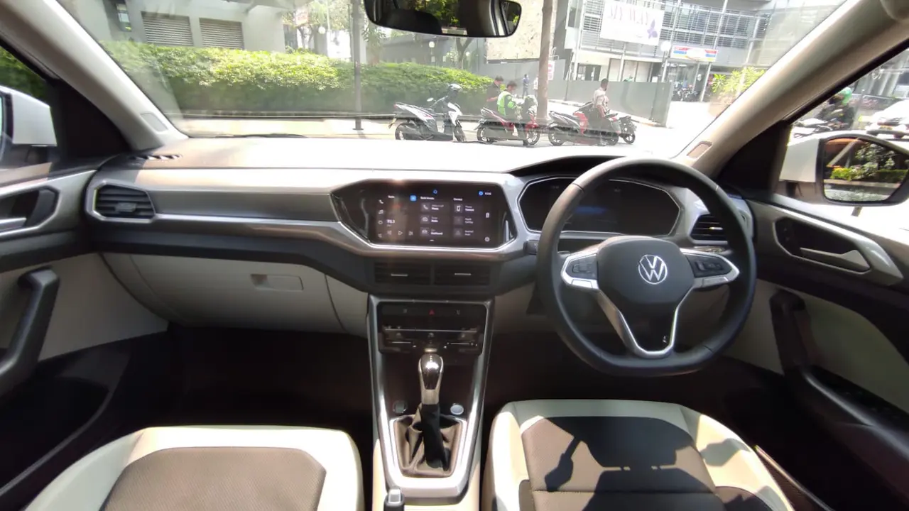 VW T-Cross memiliki tata letak dashboard modern dengan beberapa aksen menarik (Arief A/Liputan6.com)