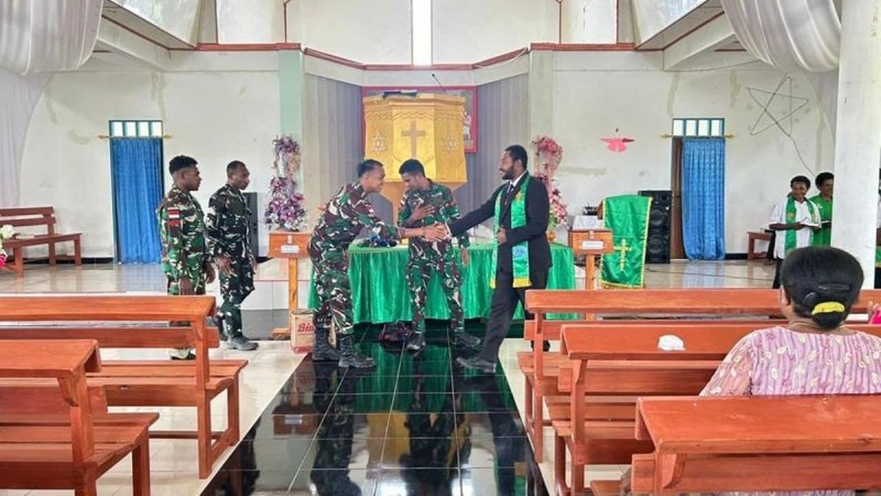 Bukan Sekadar Jaga Keamanan, Satgas Yonif 521/DY Salurkan Alkitab di Yalimo: Wujud Kasih dan Harapan di Papua