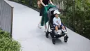 Istri dari Nicola Reza Samudra itu menikmati liburan di Singapura. Momo juga terlihat membawa kedua buah hatinya, Briell dan Abe. [Instagram/therealmomogeisha]