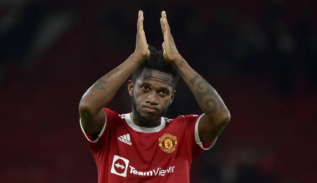 Fred. Mendapatkan poin 4. Menjadi gelandang kesayangan Ole Gunnar Solskjaer meski belum memberikan performa terbaik. Ia masih tampil tanpa pola yag jelas dan gagal menjadi pemutus serangan-serangan yang dilancarkan dari lini tengah Liverpool. (AP/Rui Vieira)
