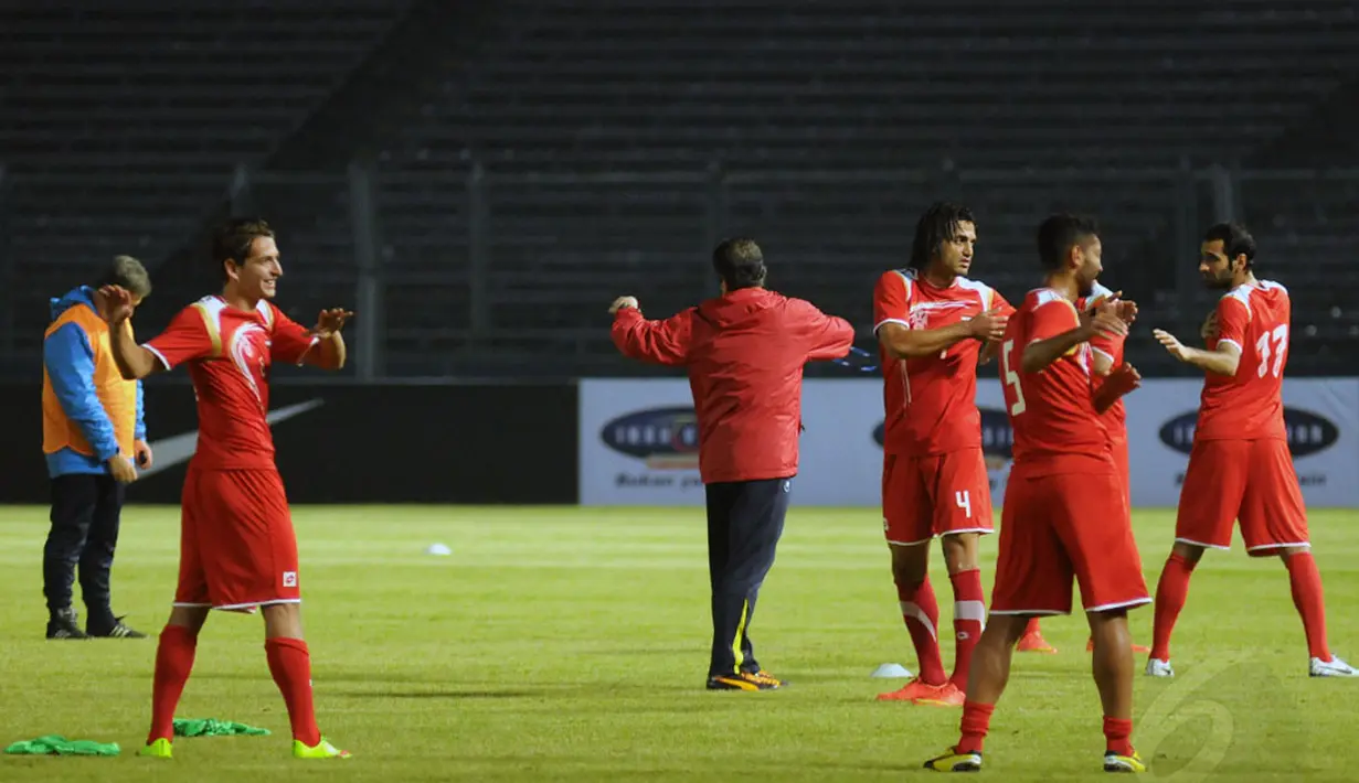 Sejumlah pemain timnas Suriah melakukan pemanasan jelang berlatih di Stadion GBK Jakarta, Jumat (14/11/2014). Timnas Suriah akan berlaga melawan Indonesia dalam laga persahabatan jelang AFF 2014. (Liputan6.com/Helmi Fithriansyah)