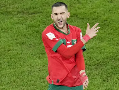 Hakim Ziyech menjadi sosok vital di balik performa impresif Maroko di Piala Dunia 2022. Pemain Chelsea itu seakan terlahir kembali dan sukses memainkan peran krusial di lini serang Singa Atlas. (AP Photo/Ricardo Mazalan)