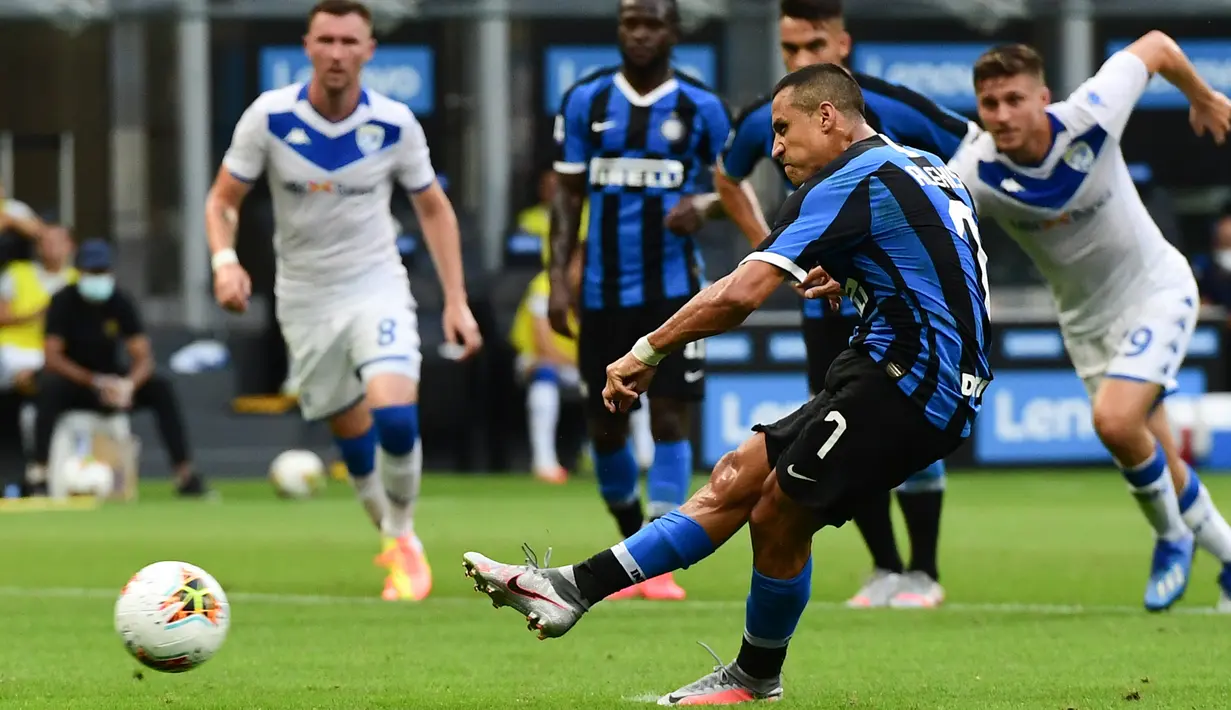 Penyerang Inter Milan, Alexis Sanchez, melakukan tendangan penalti ke gawang Brescia pada laga lanjutan Serie A pekan ke-29 di Giuseppe Meazza, Kamis (2/7/2020) dini hari WIB. Inter Milan menang 6-0 atas Brescia. (AFP/Miguel Medina)