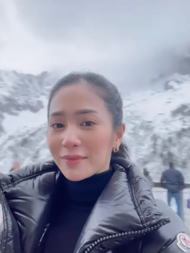 Bunga Zainal sedang liburan di Swiss bersama keluarga