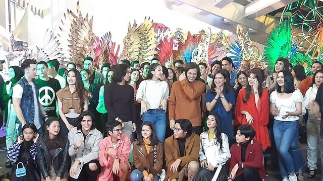 6 Potret Kebersamaan Artis Sinemart di Balik Layar Sinetron, Kompak