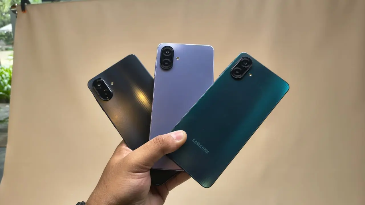 Hands-on Back Cover Samsung Galaxy A07 saat peluncuran di Jakarta.