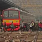 Suasana Stasiun Bekasi, Jawa Barat, Senin (1/2/2021). Petugas keamanan tampak mengatur para penumpang memasuki stasiun. Hal itu dilakukan agar tidak terjadi penumpukan penumpang. (Liputan6.com/Herman Zakharia)