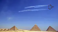 Pesawat KAI T-50 Golden Eagle dari 53rd Air Demonstration Group "Black Eagles" tim aerobatik Angkatan Udara Korea Selatan tampil selama Pyramids Air Show 2022 di atas (kanan ke kiri) Great Pyramid of Khufu, Pyramid of Khafre, dan Pyramid Menkaure di Giza Pyramids Necropolis, Mesir, 3 Agustus 2022. (Mahmoud Khaled/AFP)