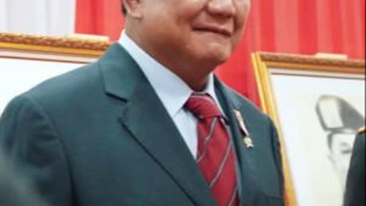 Namun siapa sangka, Prabowo mengungkapkan sosok polisi istimewa di sela-sela melihat foto-foto sejarah Polri. <br>