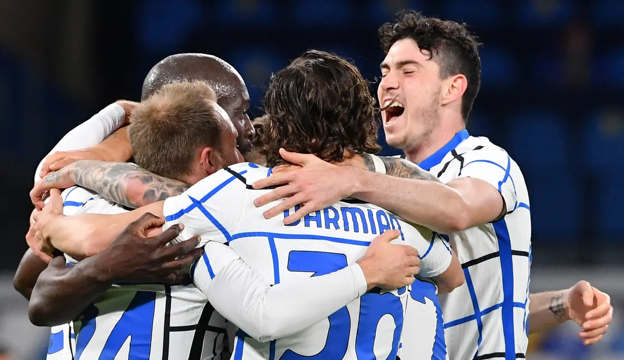 Para pemain Inter Milan merayakan gol penyeimbang 1-1 ke gawang Napoli yang dicetak gelandang Christian Eriksen dalam laga lanjutan Liga Italia 2020/2021 pekan ke-31 di Diego Armando Maradona Stadium, Minggu (18/4/2021). Inter bermain imbang 1-1 dengan Napoli. (AFP/Tiziana Fabi)