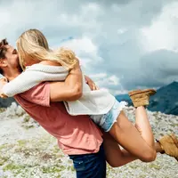 Pacaran sama cowok yang lama menjomblo ada untungnya juga lho. (Foto: unsplash.com/Pablo Heimplatz)