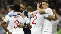 Gareth Southgate menghibur Danny Rose setelah kalah di semifinal melawan Kroasia, Piala Dunia 2018. (Francisco Seco / AP