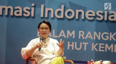 Menteri Luar Negeri RI Retno Marsudi memberikan paparan saat hadir menjadi pembicara dalam Talkshow Menlu RI di Kementerian Luar Negeri, Jakarta, Jumat (11/8). Talkshow tersebut bertemakan Diplomasi Indonesia dan tantangannya. (Liputan6.com/Faizal Fanani)