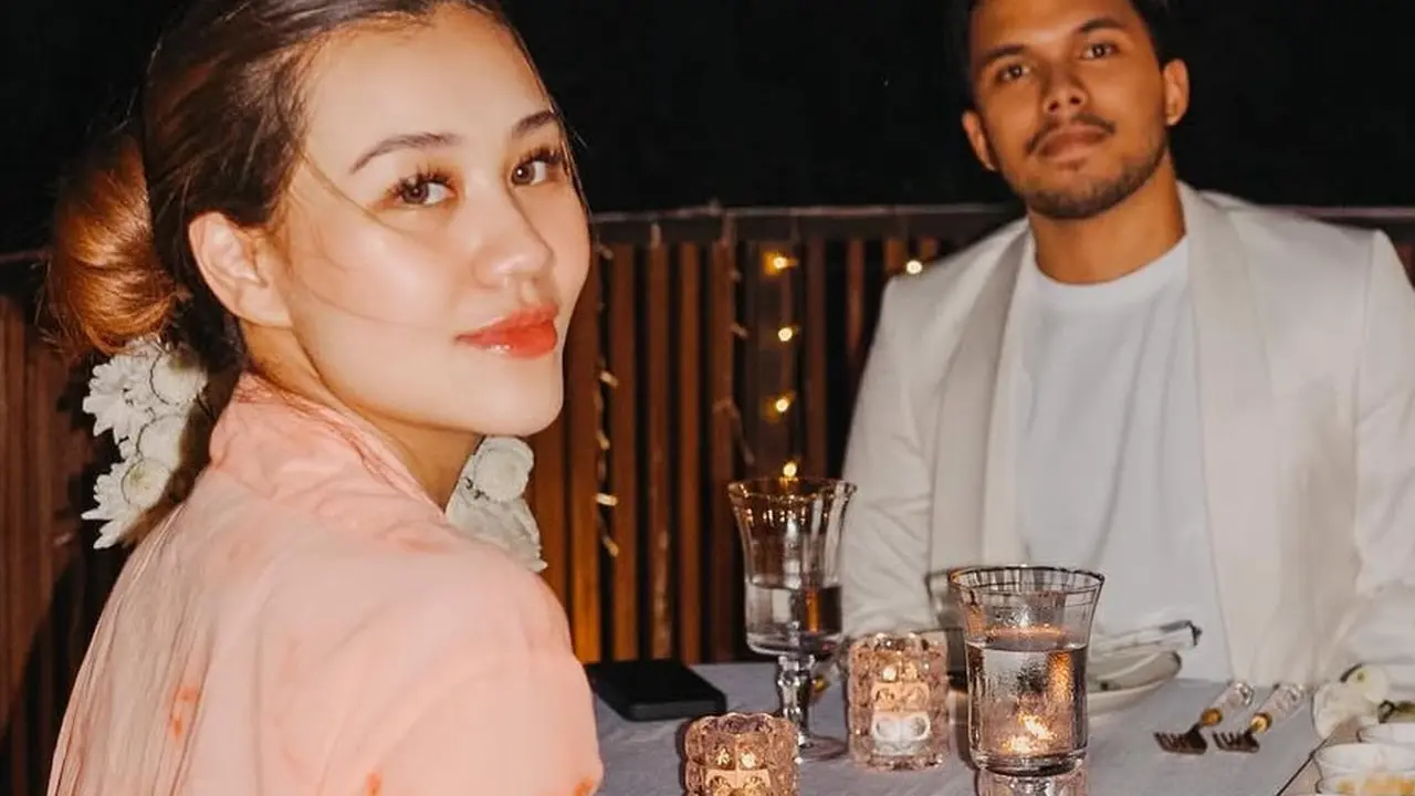 Aaliyah Massaid saat rayakan anniversary pernikahan di Bali
