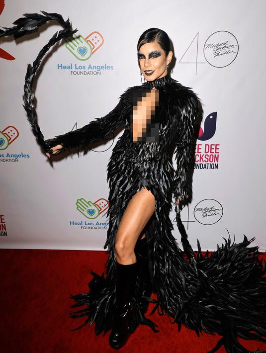 <p>Vanessa Hudgens menghadiri Pesta Halloween "Thriller Night" yang diselenggarakan oleh Prince Michael Jackson di Jackson Family Home, Encino, California, Amerika Serikat, 28 Oktober 2022. Vanessa Hudgens menata rambut hitamnya dengan klimis. (Kevin Winter/Getty Images/AFP)</p>